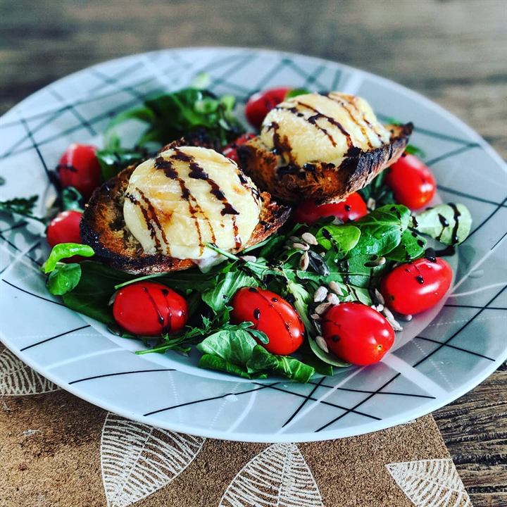 Salade de chèvre chaud
