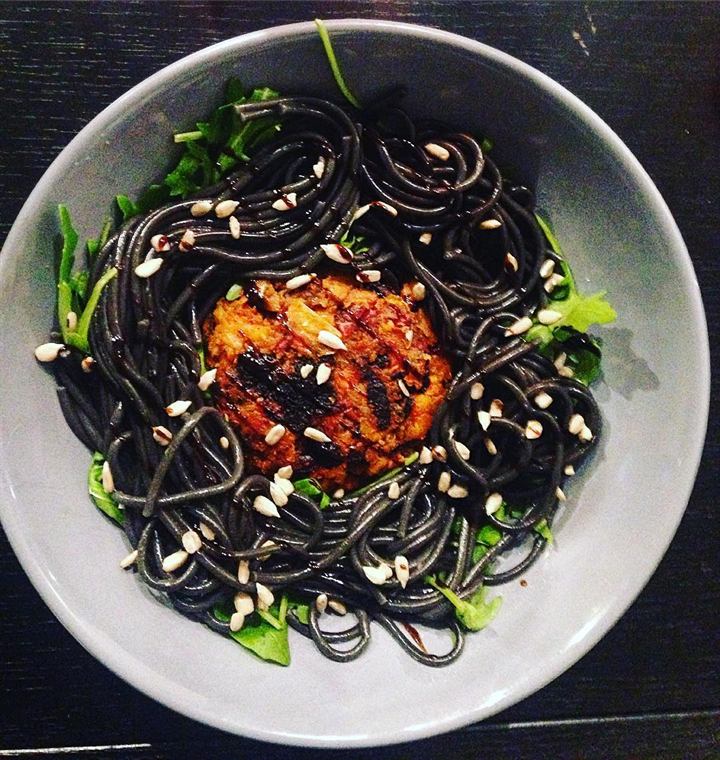 Nid de patate douce et spaghetti à l'encre de seiche