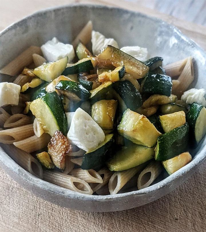 Penne complètes aux courgettes et fromage de brebis
