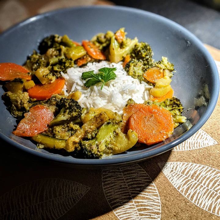 Riz basmati aux légumes, lait de coco, coriandre et paprika