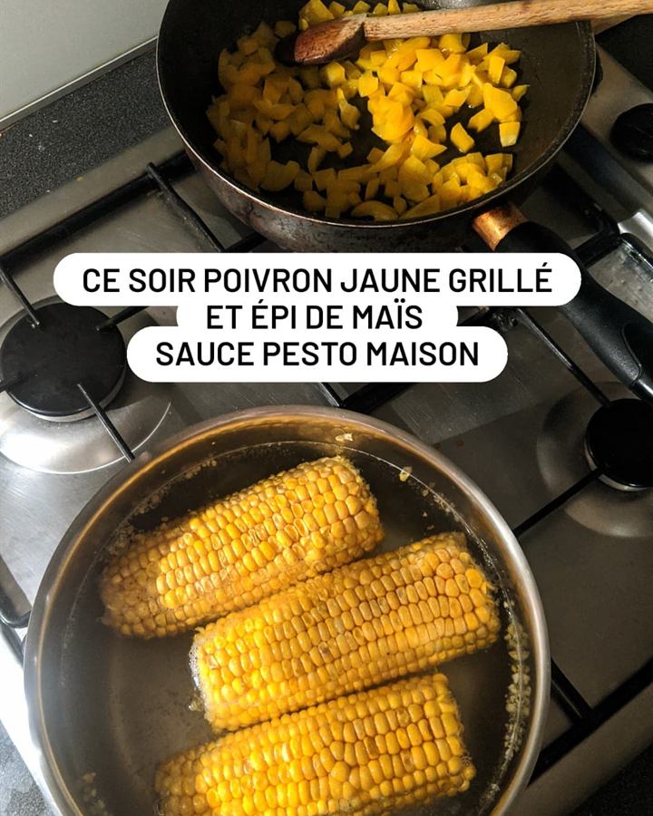 Poivron jaune grillé, épi de maïs et pesto maison