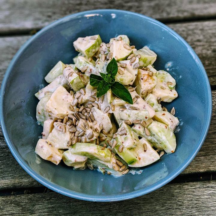 Salade de concombre, pomme verte et basilic à la crème légère