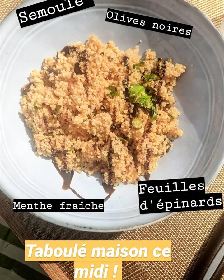 Salade de semoule, olives noires, menthe et épinards