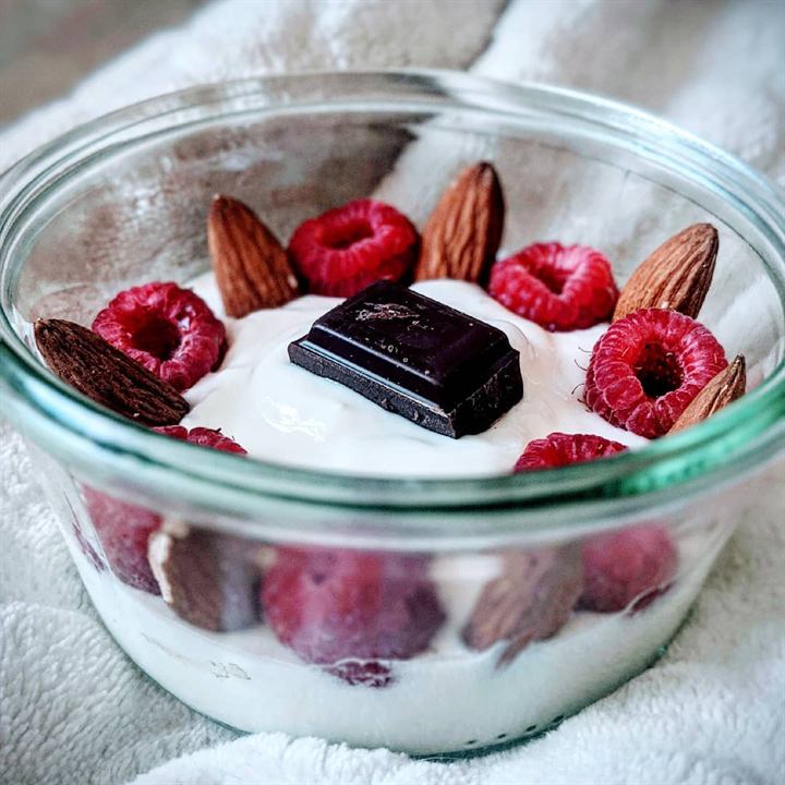Bowl yaourt fermier, framboises et chocolat noir