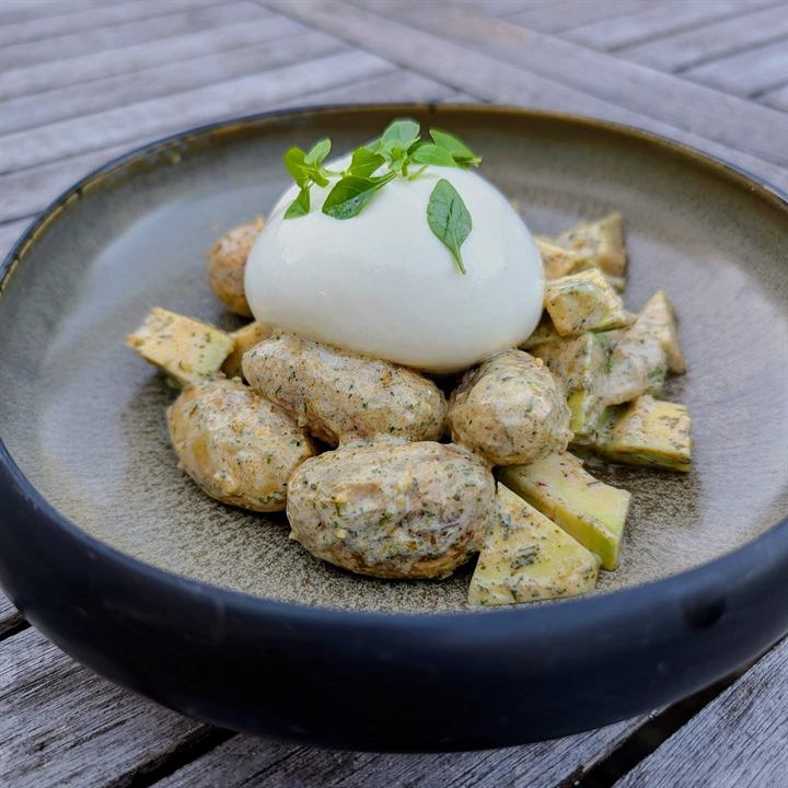 Burrata, avocat et pommes de terre froides, sauce yaourt aux herbes