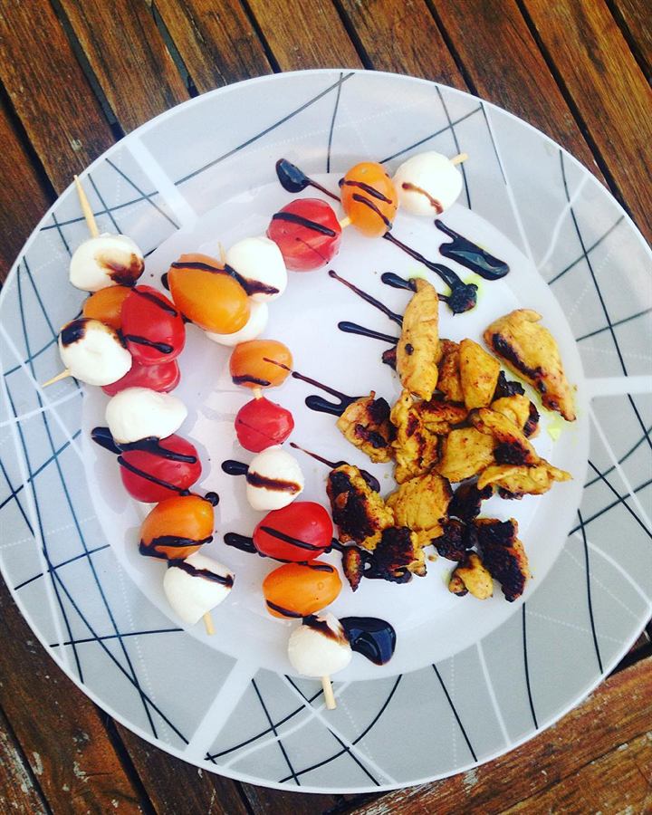 Brochettes tomates cerises-mozzarella et volaille caramélisée