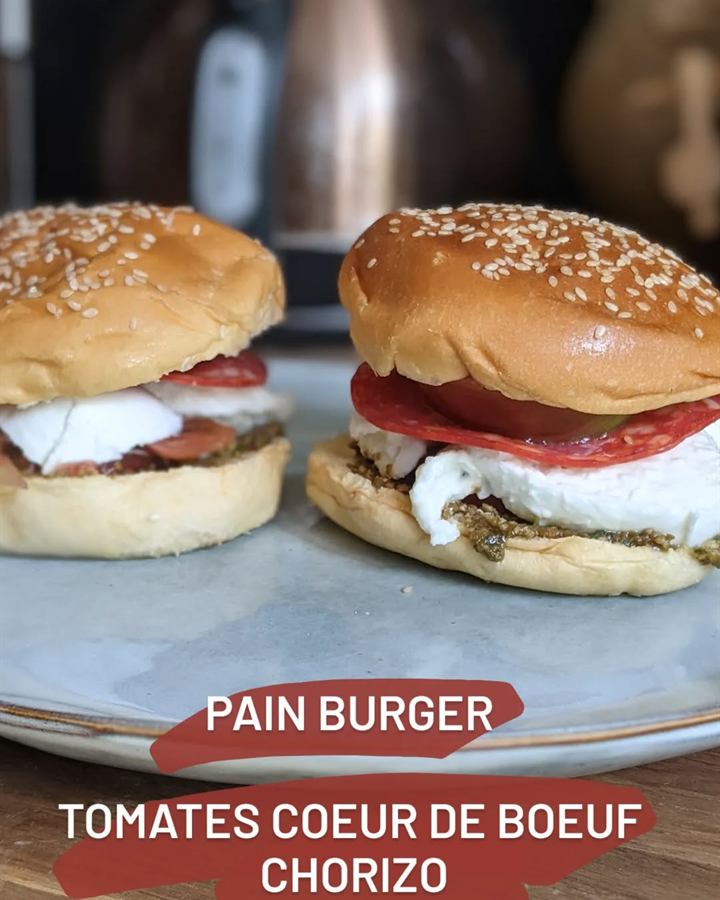 Burger tomate cœur de bœuf, chorizo, pesto maison et mozzarella di bufala