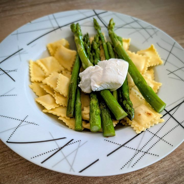 Raviolis au jambon cru, asperges dorées et chèvre frais