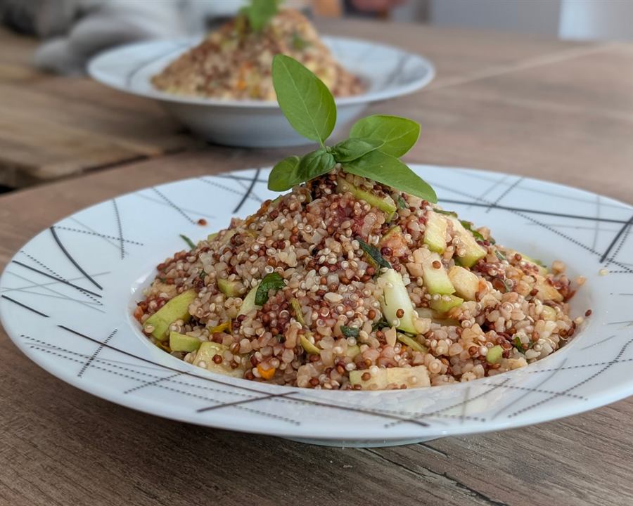 Salade de quinoa, boulgour, courgette crue et herbes fraîches