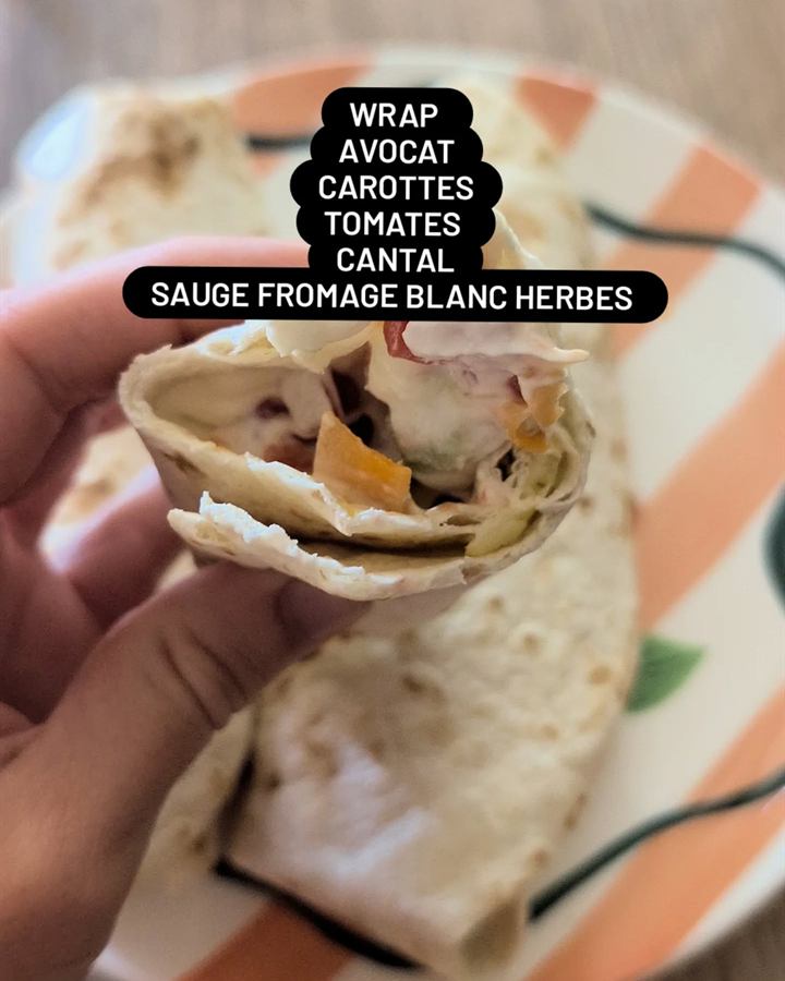 Wrap avocat, carottes, tomates et cantal, fromage blanc aux herbes