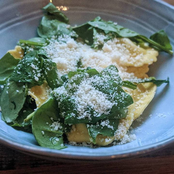 Raviolis aux cèpes, parmesan et pousses d'épinards