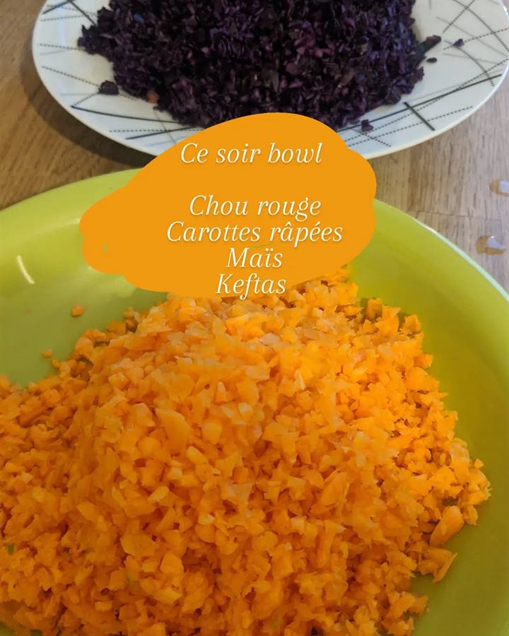 Bowl chou rouge, carottes, maïs et keftas maison