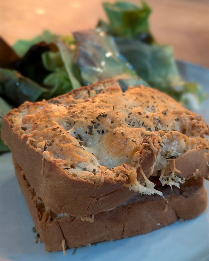 Croque-monsieur au pain maison, jambon et comté