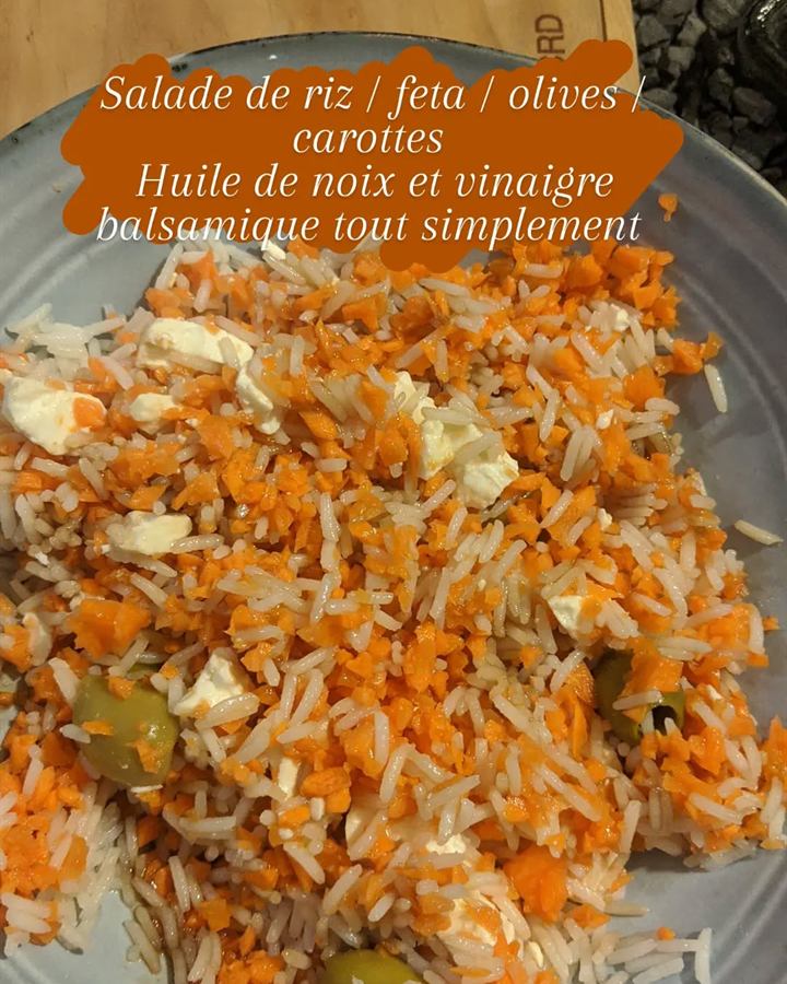 Salade de riz, feta, olives et carottes