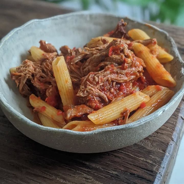 Penne au porc effiloché, tomates, poivron et paprika