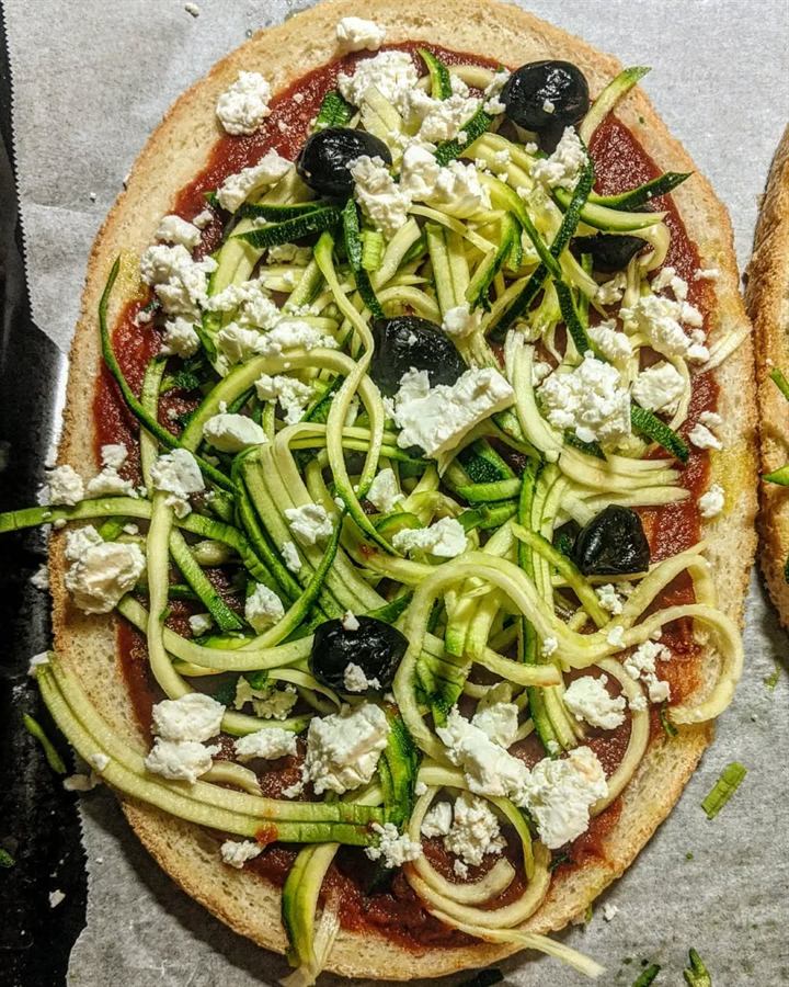 Bruschetta géante aux spaghettis de courgette, feta et olives