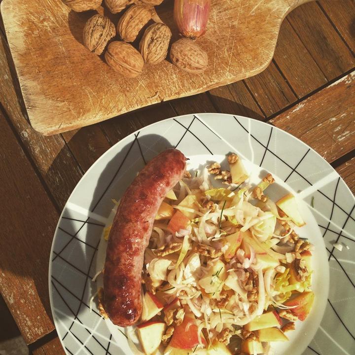 Saucisse de Toulouse et méli-mélo endives, pomme et noix