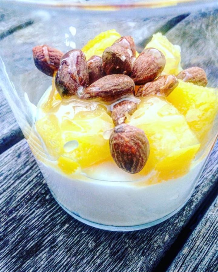 Bol d'énergie fromage blanc, ananas, amandes et miel
