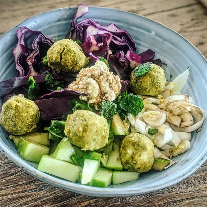 Bowl végétalien falafels, chou rouge, pomme et houmous