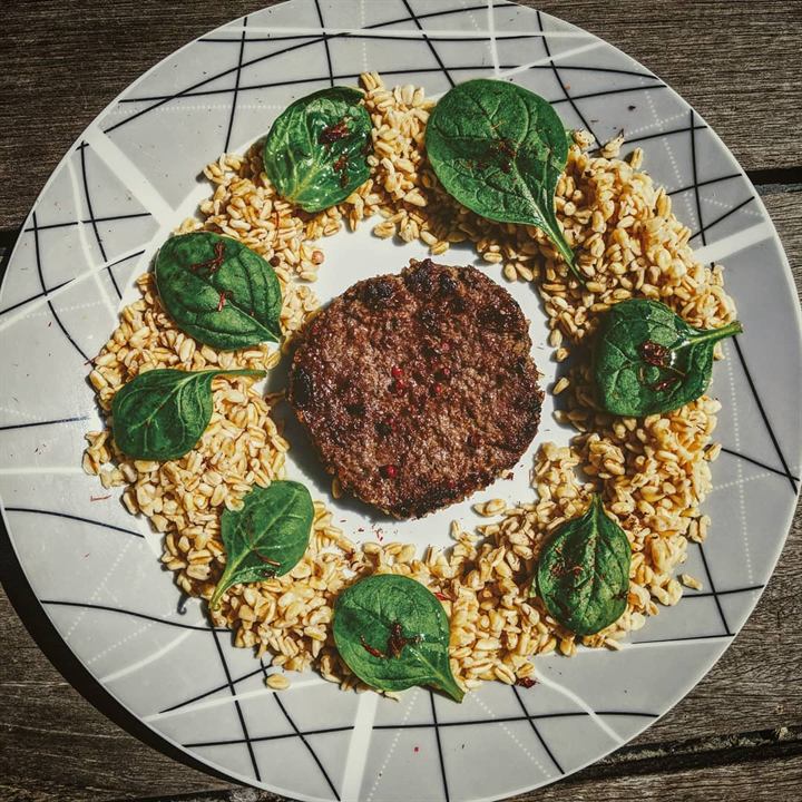 Steak végétal, blé aux épinards et au safran