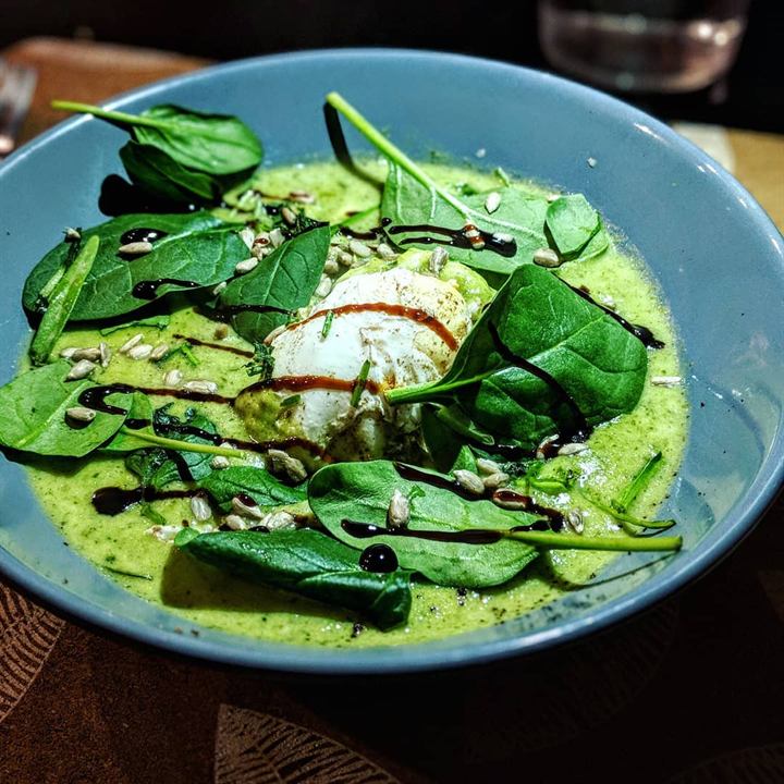 Velouté de brocolis, œuf poché et épinards