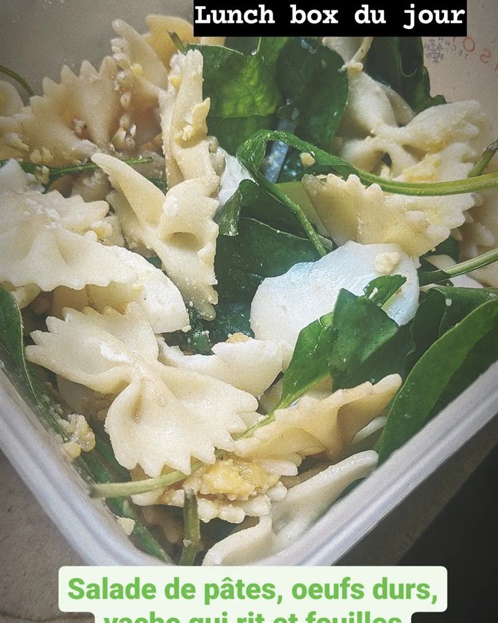 Lunch box salade de pâtes, œufs durs et épinards