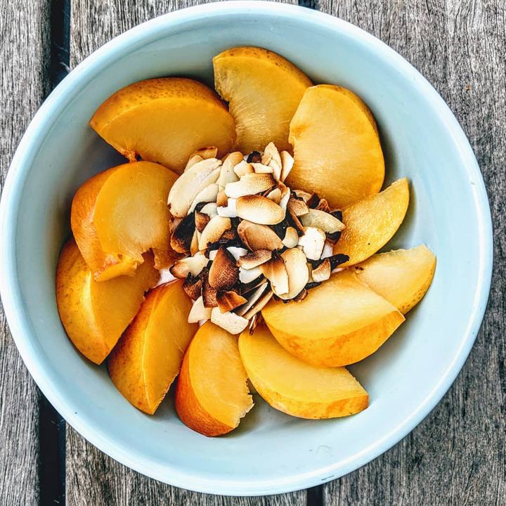 Bol yaourt, amandes grillées et prunes