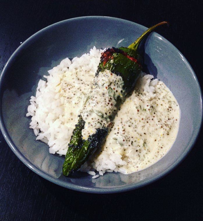 Poivron farci et riz, sauce crème moutarde-menthe