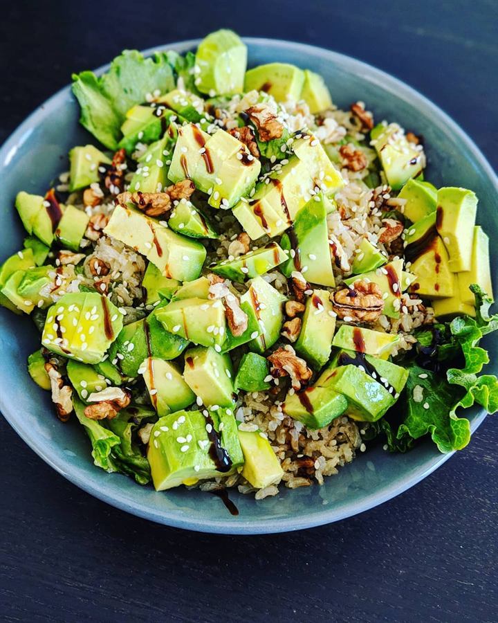 Salade d'avocat, riz complet et noix