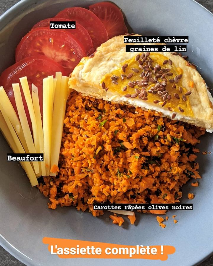 Assiette complète : feuilleté chèvre-lin, carottes râpées et beaufort