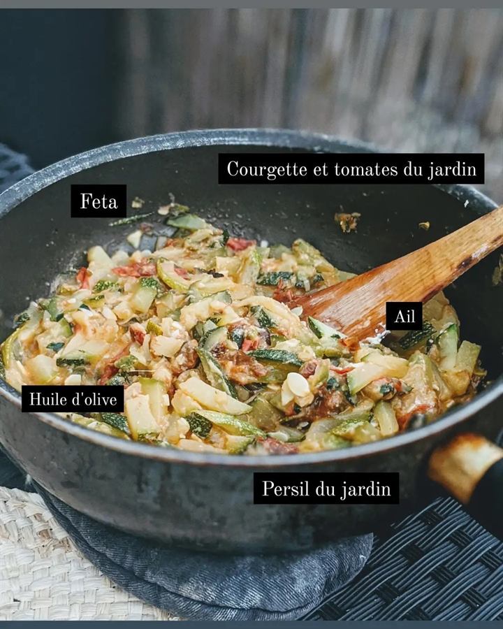 Courgettes et tomates du jardin à la feta, ail et persil