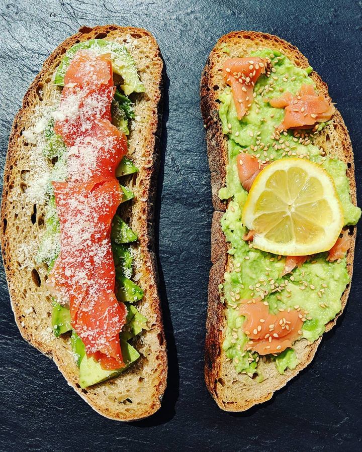 Avocado toast à la truite fumée, citron et parmesan
