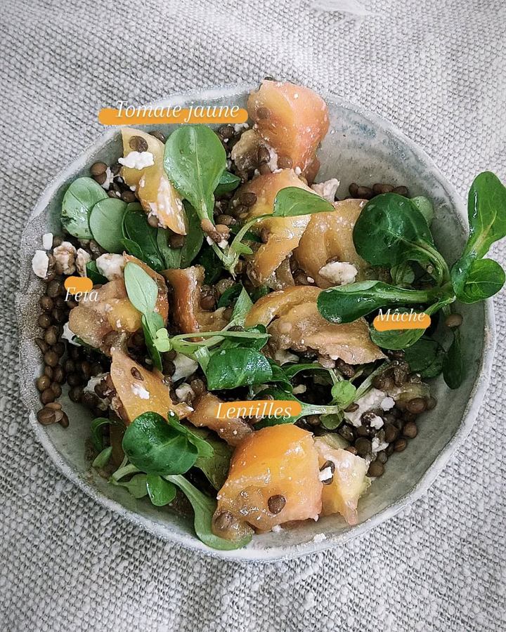 Salade tomate jaune, mâche, feta et lentilles