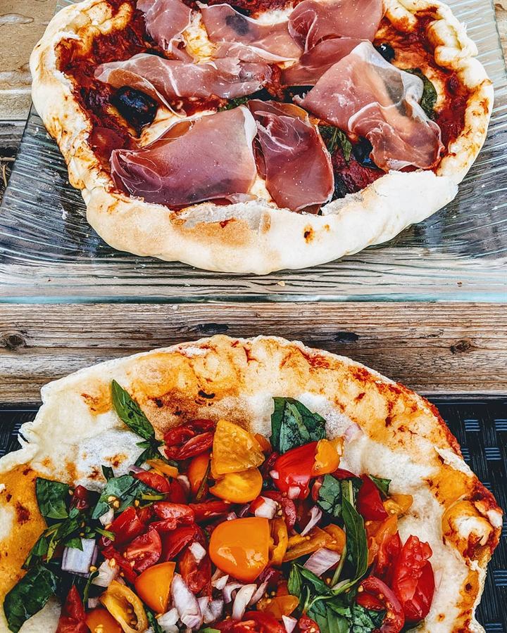 Pizza flambée jambon cru, mozzarella et olives noires