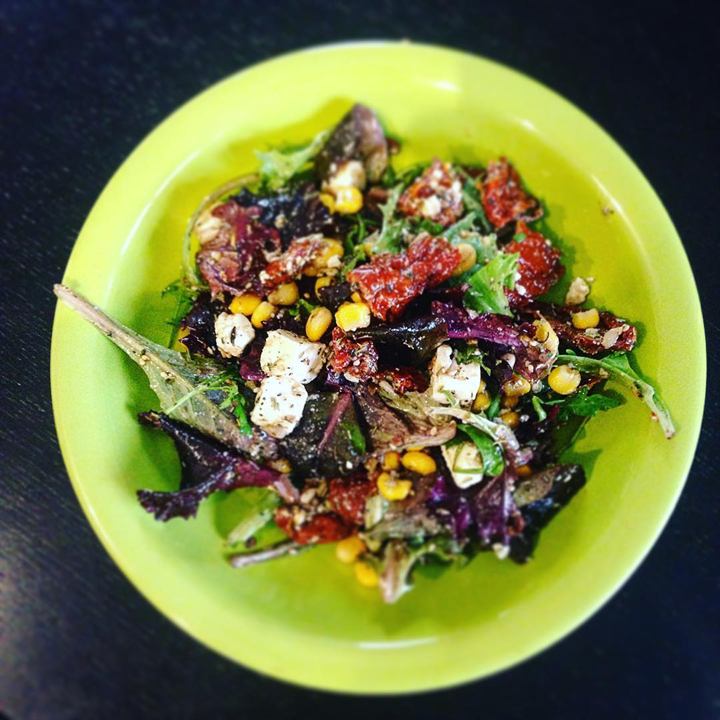Salade soleil aux tomates séchées, feta et maïs