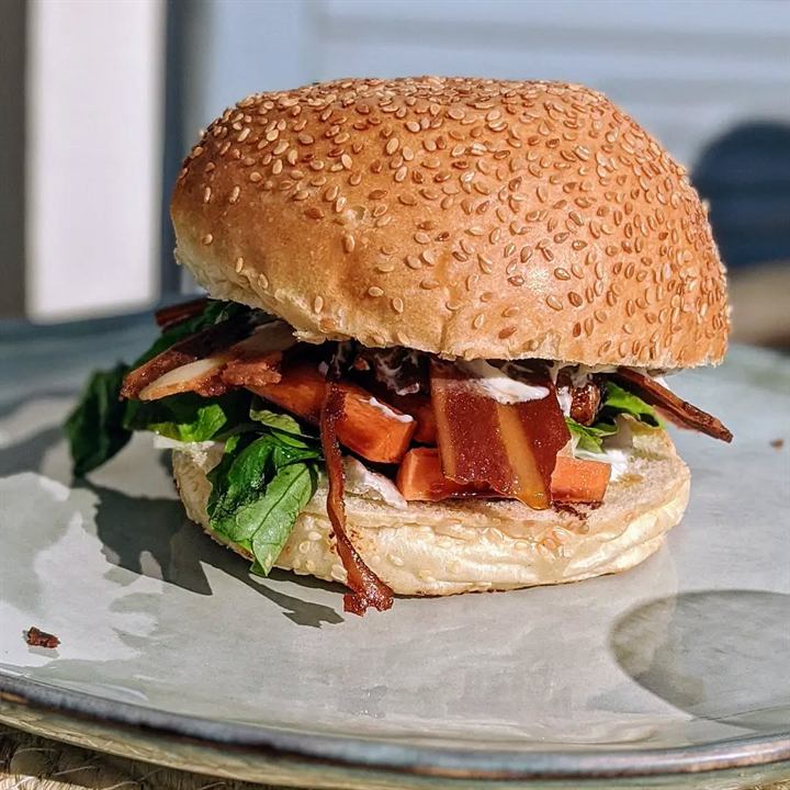 Burger veggie, sauce yaourt-moutarde et radis noir