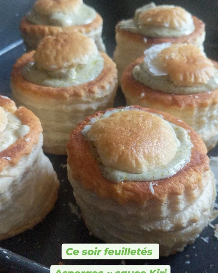 Feuilletés aux asperges, sauce yaourt-pesto