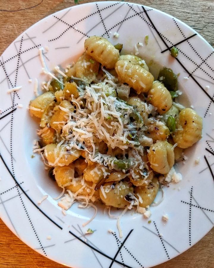 Gnocchis aux poivrons verts et pecorino à la pistache