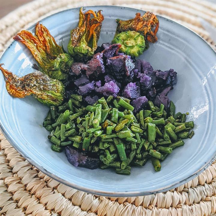 Poêlée de haricots verts, fleurs de courgette et pommes de terre