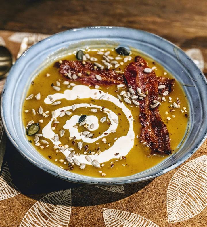 Soupe potiron-pomme de terre, lard grillé et crème au bleu