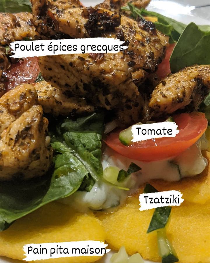 Pain pita maison au poulet aux épices grecques et tzatziki