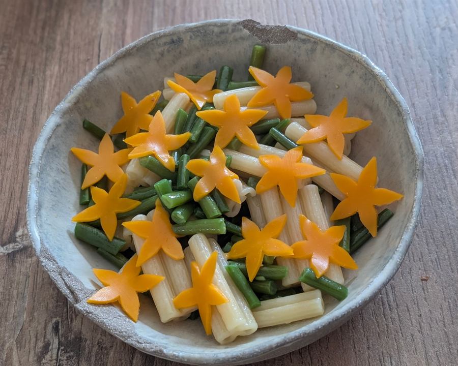 Salade de pâtes, haricots verts et étoiles de mimolette