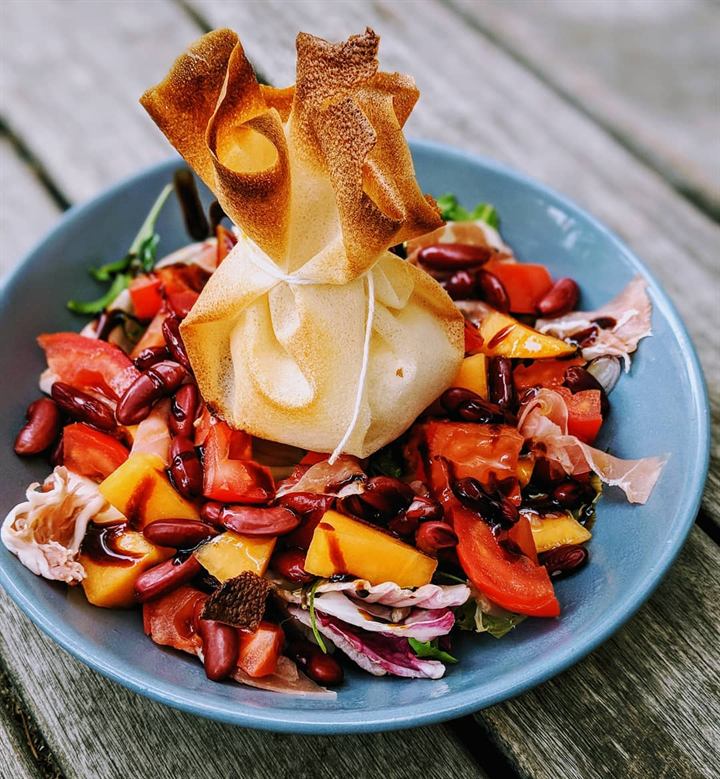 Brick de chèvre et salade de melon, haricots rouges et jambon de Parme
