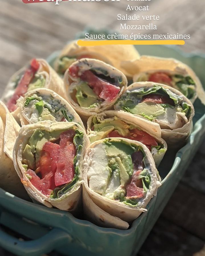 Wrap tomate, avocat et mozzarella, sauce crème aux épices mexicaines