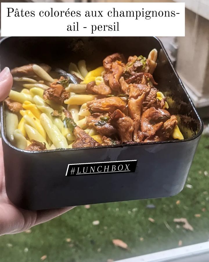 Pâtes colorées aux champignons, ail et persil