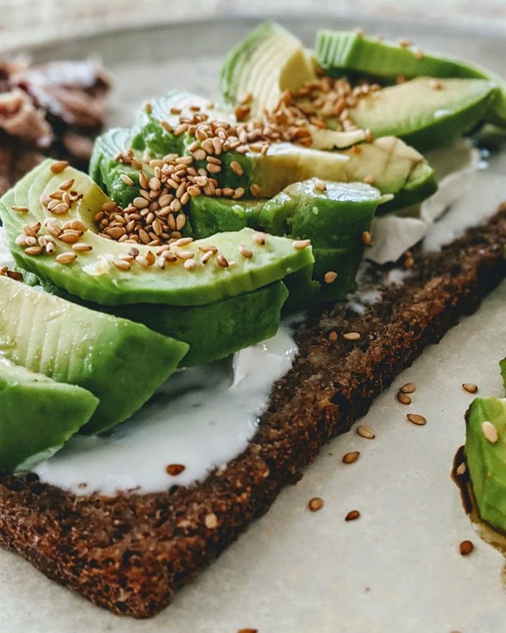 Avocado toast chèvre frais, fromage blanc citronné et thon