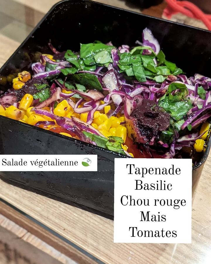 Salade végétalienne chou rouge, maïs, tomates et tapenade