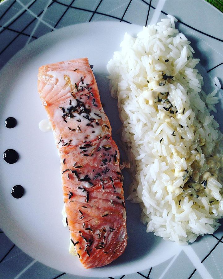 Pavé de saumon sauvage, riz thaï et sauce aux herbes