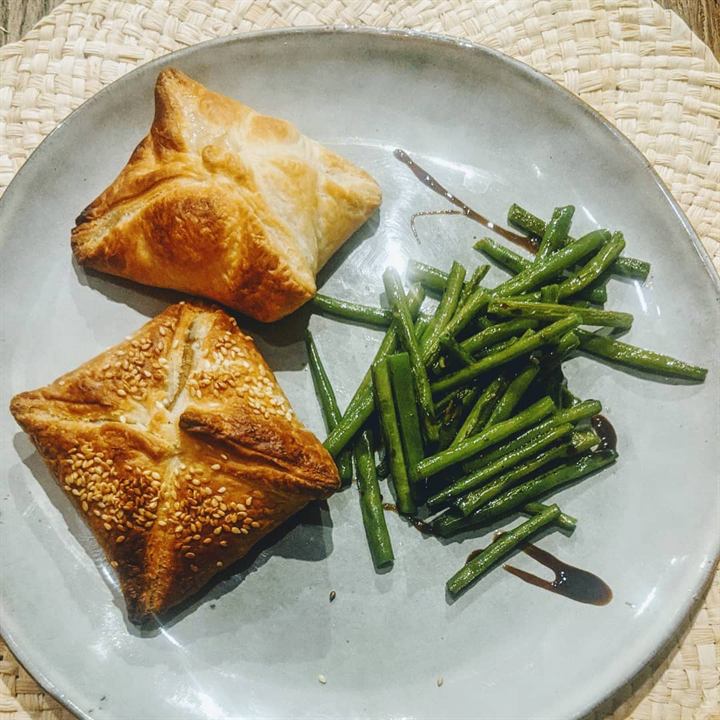 Carrés feuilletés au caviar d'aubergine et au brebis, haricots verts