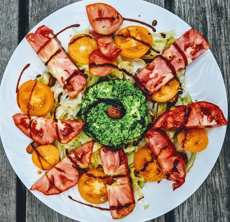 Tomates multicolores et mousse de mozzarella aux pousses d'épinards